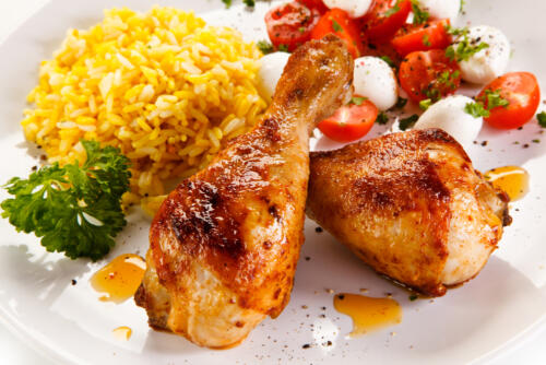 Roasted,Chicken,Drumsticks,White,Rice,And,Vegetables